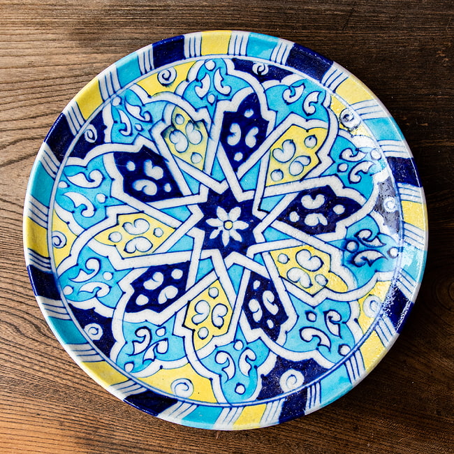 〔大皿 直径：25.5cm〕ブルーポッタリー ジャイプール陶器の円形飾り皿 ブルーモスクの写真1枚目です。ハンドペイントが美しい、ブルーポッタリーの飾り皿です。昔ながらの製法で作られている為、食器向けの品質で作られておりません。飾り皿としてご使用ください。陶器,青陶器,ジャイプル,ブルーポッタリー