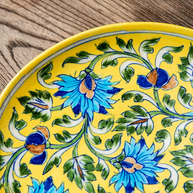 〔大皿 直径：25.5cm〕ブルーポッタリー ジャイプール陶器の円形飾り皿 黄唐草 3 - 拡大写真です。つやつやとした光沢感があり、とても美しくペイントされています。