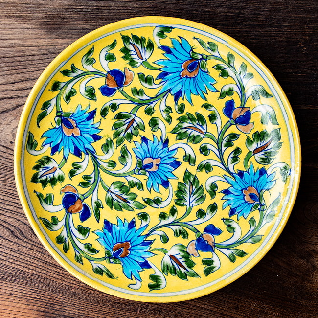 〔大皿 直径：25.5cm〕ブルーポッタリー ジャイプール陶器の円形飾り皿 黄唐草の写真1枚目です。ハンドペイントが美しい、ブルーポッタリーの飾り皿です。昔ながらの製法で作られている為、食器向けの品質で作られておりません。飾り皿としてご使用ください。陶器,青陶器,ジャイプル,ブルーポッタリー