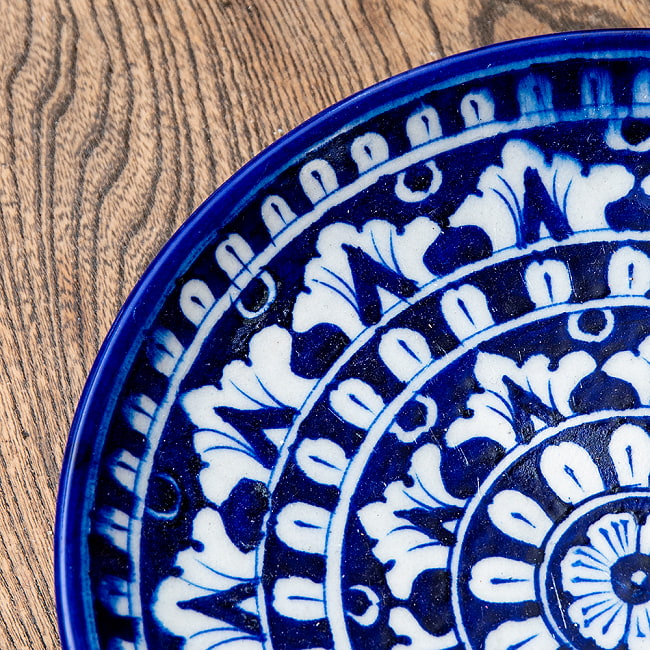 〔中皿 直径：20cm〕ブルーポッタリー ジャイプール陶器の円形飾り皿 大輪 3 - 拡大写真です。つやつやとした光沢感があり、とても美しくペイントされています。