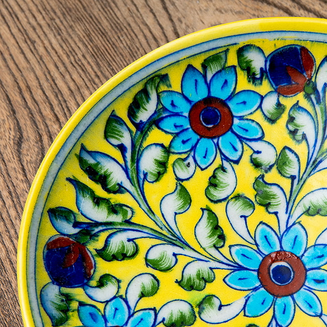 〔中皿 直径：20cm〕ブルーポッタリー ジャイプール陶器の円形飾り皿 黄唐草 3 - 拡大写真です。つやつやとした光沢感があり、とても美しくペイントされています。