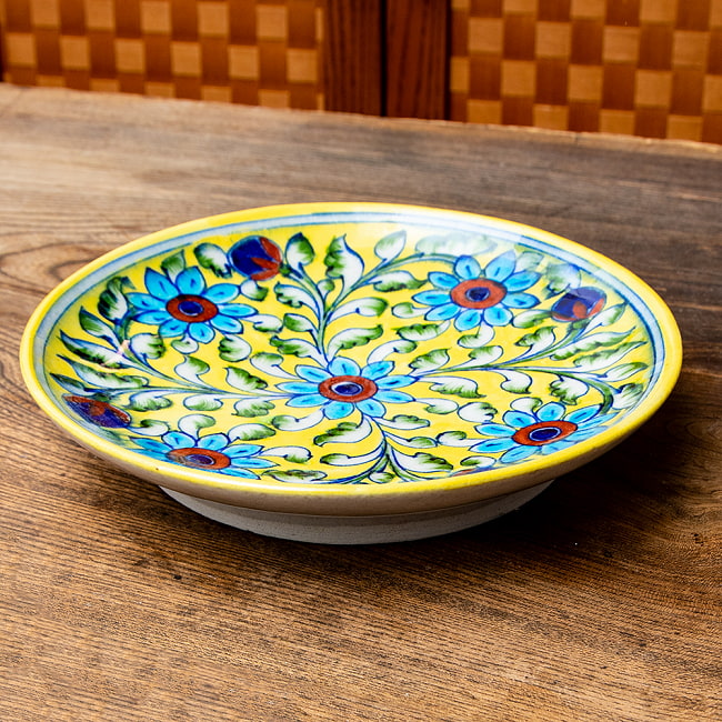 〔中皿 直径：20cm〕ブルーポッタリー ジャイプール陶器の円形飾り皿 黄唐草 5 - 目を奪われる美しいペイントです