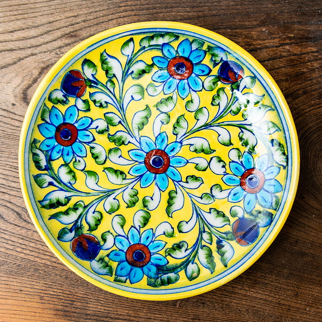 〔中皿 直径：20cm〕ブルーポッタリー ジャイプール陶器の円形飾り皿 黄唐草の写真1枚目です。ハンドペイントが美しい、ブルーポッタリーの飾り皿です。昔ながらの製法で作られている為、食器向けの品質で作られておりません。飾り皿としてご使用ください。陶器,青陶器,ジャイプル,ブルーポッタリー