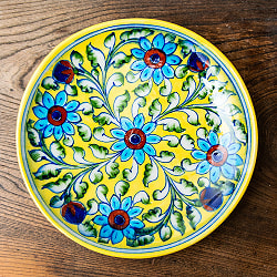 〔中皿 直径：20cm〕ブルーポッタリー ジャイプール陶器の円形飾り皿 黄唐草の商品写真