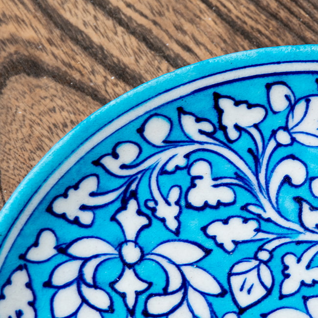 〔中皿 直径：20cm〕ブルーポッタリー ジャイプール陶器の円形飾り皿 水色唐草 3 - 拡大写真です。つやつやとした光沢感があり、とても美しくペイントされています。