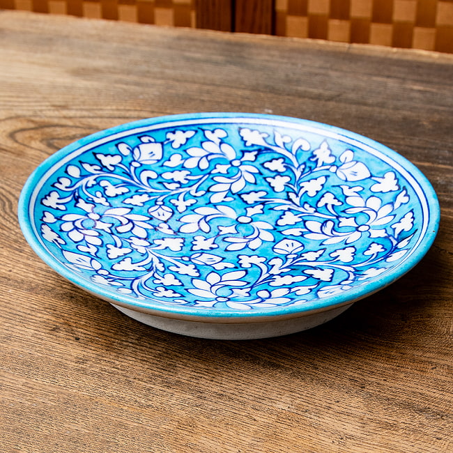 〔中皿 直径：20cm〕ブルーポッタリー ジャイプール陶器の円形飾り皿 水色唐草 5 - 目を奪われる美しいペイントです