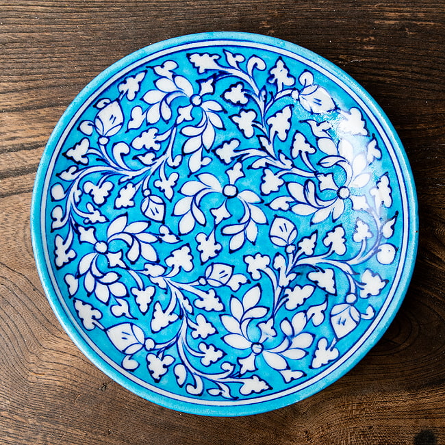〔中皿 直径：20cm〕ブルーポッタリー ジャイプール陶器の円形飾り皿 水色唐草の写真1枚目です。ハンドペイントが美しい、ブルーポッタリーの飾り皿です。昔ながらの製法で作られている為、食器向けの品質で作られておりません。飾り皿としてご使用ください。陶器,青陶器,ジャイプル,ブルーポッタリー