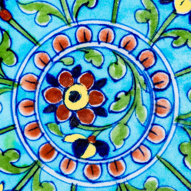 〔中皿 直径：20cm〕ブルーポッタリー ジャイプール陶器の円形飾り皿 花園 2 - 拡大写真です。つやつやとした光沢感があり、とても美しくペイントされています。