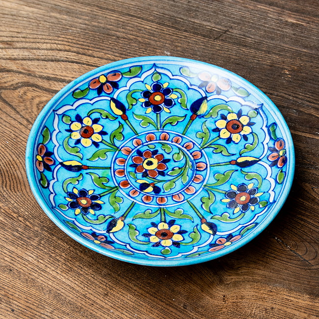 〔中皿 直径：20cm〕ブルーポッタリー ジャイプール陶器の円形飾り皿 花園 4 - 使い勝手の良い中皿サイズです。