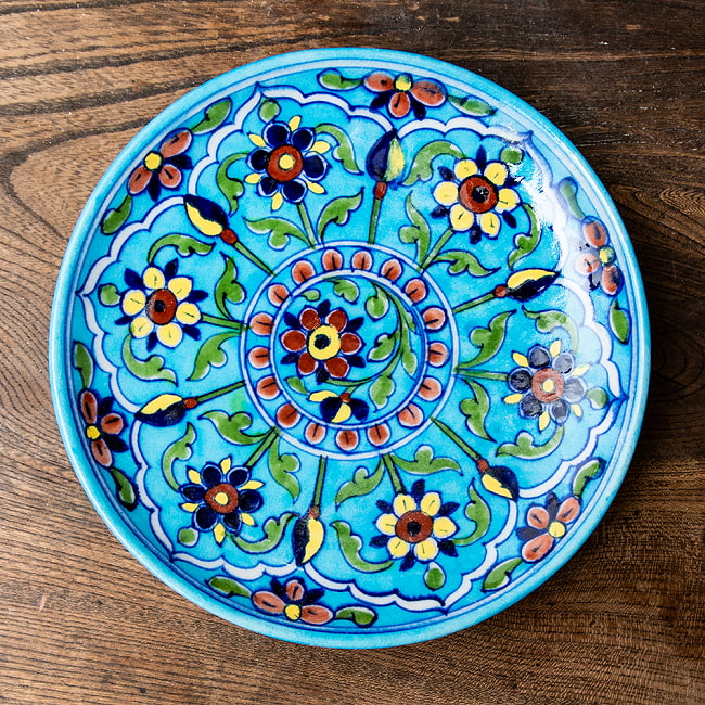 〔中皿 直径：20cm〕ブルーポッタリー ジャイプール陶器の円形飾り皿 花園の写真1枚目です。ハンドペイントが美しい、ブルーポッタリーの飾り皿です。昔ながらの製法で作られている為、食器向けの品質で作られておりません。飾り皿としてご使用ください。陶器,青陶器,ジャイプル,ブルーポッタリー