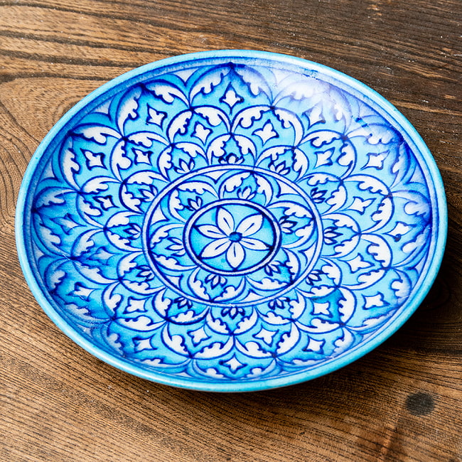 〔中皿 直径：20cm〕ブルーポッタリー ジャイプール陶器の円形飾り皿 大花 4 - 使い勝手の良い中皿サイズです。