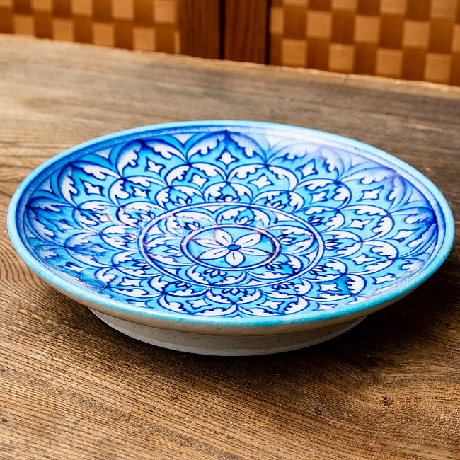 〔中皿 直径：20cm〕ブルーポッタリー ジャイプール陶器の円形飾り皿 大花 5 - 目を奪われる美しいペイントです