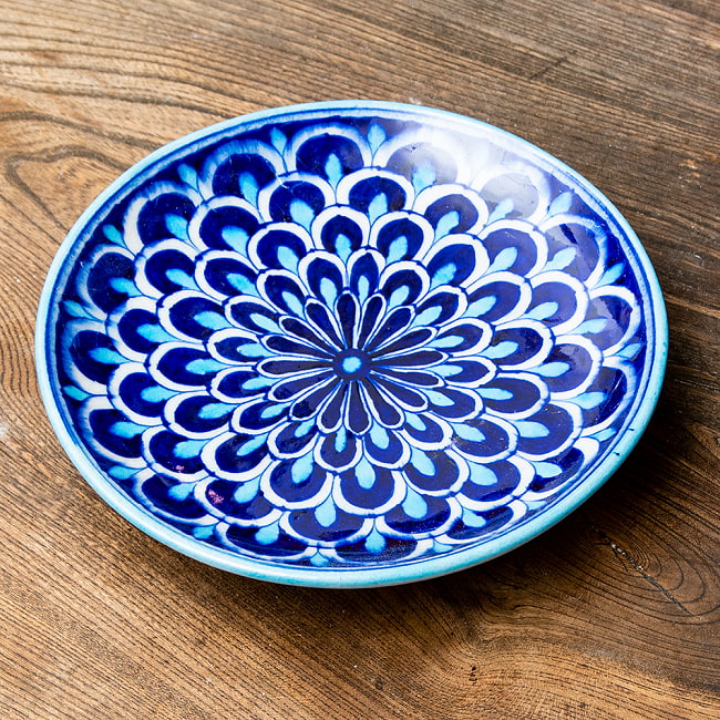 〔中皿 直径：20cm〕ブルーポッタリー ジャイプール陶器の円形飾り皿 孔雀 4 - 使い勝手の良い中皿サイズです。