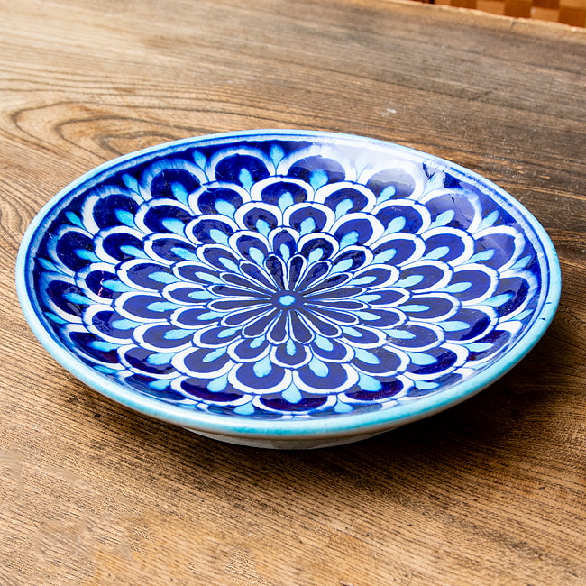 〔中皿 直径：20cm〕ブルーポッタリー ジャイプール陶器の円形飾り皿 孔雀 5 - 目を奪われる美しいペイントです