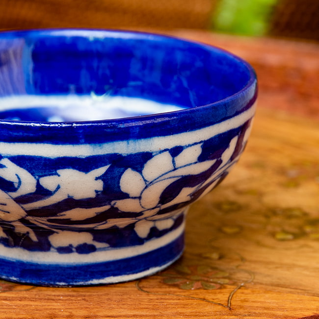 〔お椀型 直径：10.5cm〕ブルーポッタリー ジャイプール陶器の飾り皿 3 - 拡大写真です。つやつやとした光沢感があり、とても美しくペイントされています。