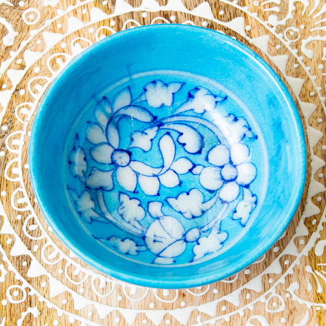 〔お椀型 直径：10.5cm〕ブルーポッタリー ジャイプール陶器の飾り皿 2 - 拡大写真です。つやつやとした光沢感があり、とても美しくペイントされています。