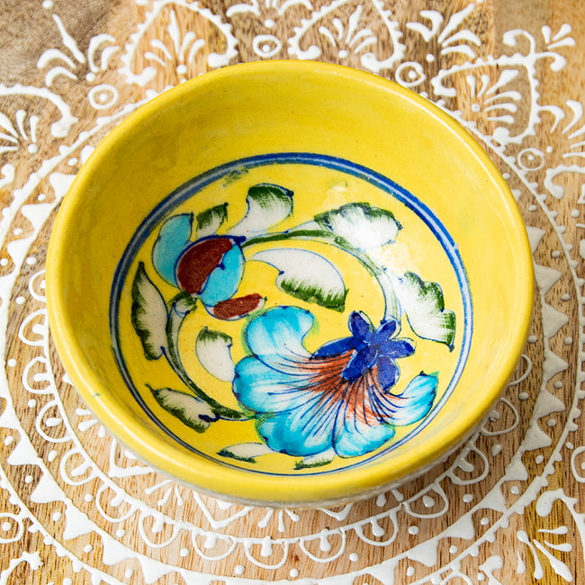 〔お椀型 直径：10.5cm〕ブルーポッタリー ジャイプール陶器の飾り皿 2 - 拡大写真です。つやつやとした光沢感があり、とても美しくペイントされています。