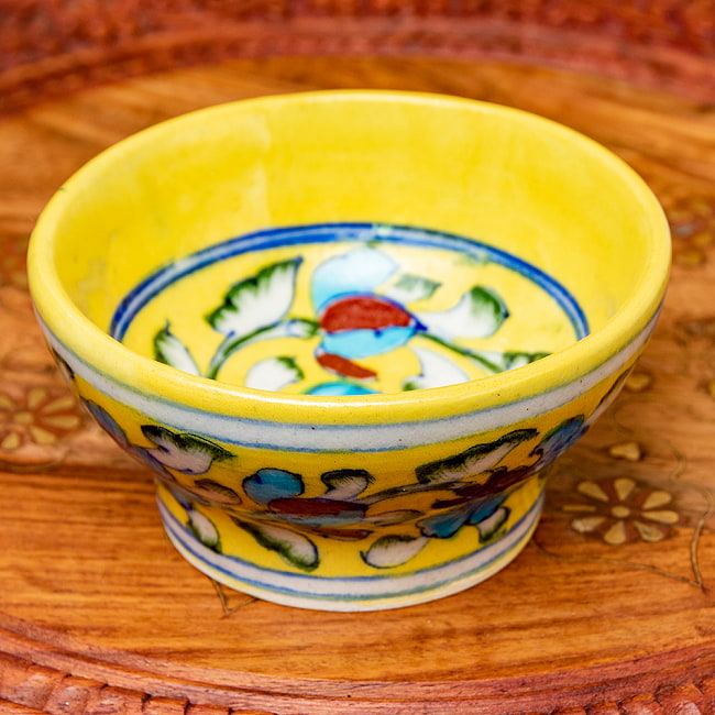 〔お椀型 直径：10.5cm〕ブルーポッタリー ジャイプール陶器の飾り皿の写真1枚目です。ハンドペイントが美しい、ブルーポッタリーの飾り皿です。昔ながらの製法で作られている為、食器向けの品質で作られておりません。飾り皿としてご使用ください。陶器,青陶器,ジャイプル,ブルーポッタリー