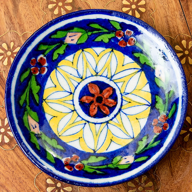 〔小皿 直径：13cm〕ブルーポッタリー ジャイプール陶器の円形飾り皿の写真1枚目です。ハンドペイントが美しい、ブルーポッタリーの飾り皿です。昔ながらの製法で作られている為、食器向けの品質で作られておりません。飾り皿としてご使用ください。陶器,青陶器,ジャイプル,ブルーポッタリー