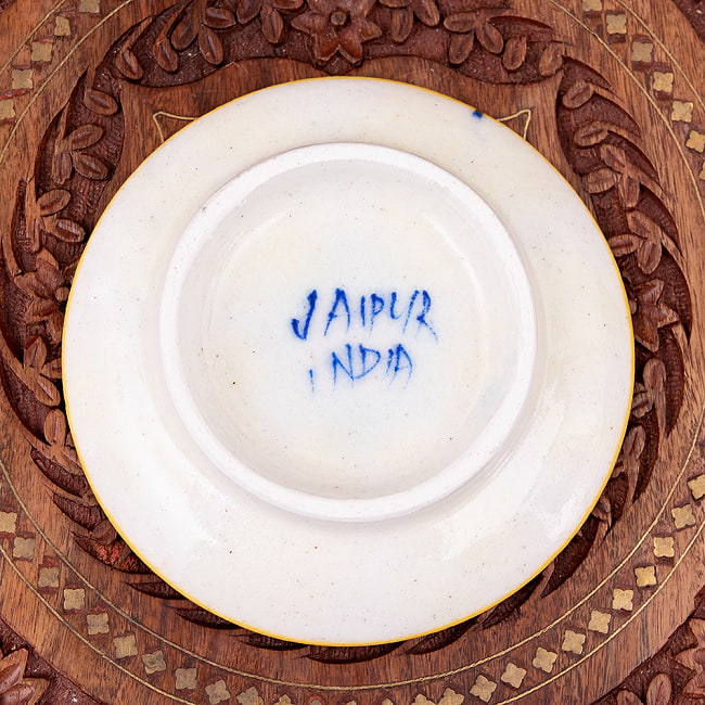 〔直径：12.5cm〕ブルーポッタリー ジャイプール陶器の円形飾り皿・小物入れ - 黄色 3 - 裏面の写真です　JAIPUR INDIA の手書き文字があります（無いものもございます）