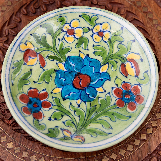 〔直径：12.5cm〕ブルーポッタリー ジャイプール陶器の円形飾り皿・小物入れ - 緑系の写真1枚目です。ハンドペイントが美しい、ブルーポッタリーの飾り皿です。こちらはデザイン【選択A】の柄になります。昔ながらの製法で作られている為、食器向けの品質で作られておりません。飾り皿としてご使用ください。陶器,青陶器,ジャイプル,ブルーポッタリー,飾り皿