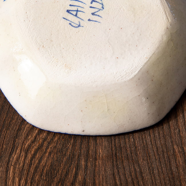 〔直径：12.5cm〕ブルーポッタリー ジャイプール陶器の六角飾り皿・小物入れ - 唐草柄青 11 - 焼き上がった時にできる、釉薬の自然な貫乳も味わいの一つです　※同シリーズ別柄です
