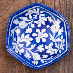 〔直径：12.5cm〕ブルーポッタリー ジャイプール陶器の六角飾り皿・小物入れ - 唐草柄青の商品写真