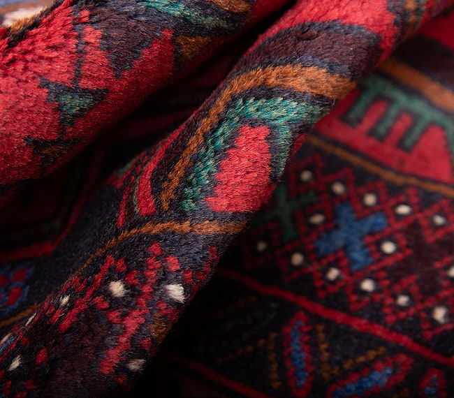遊牧民バローチの手織り絨毯【約185cm x 108cm】 5 - 絨毯の感じがわかるように、波を作って撮影しました