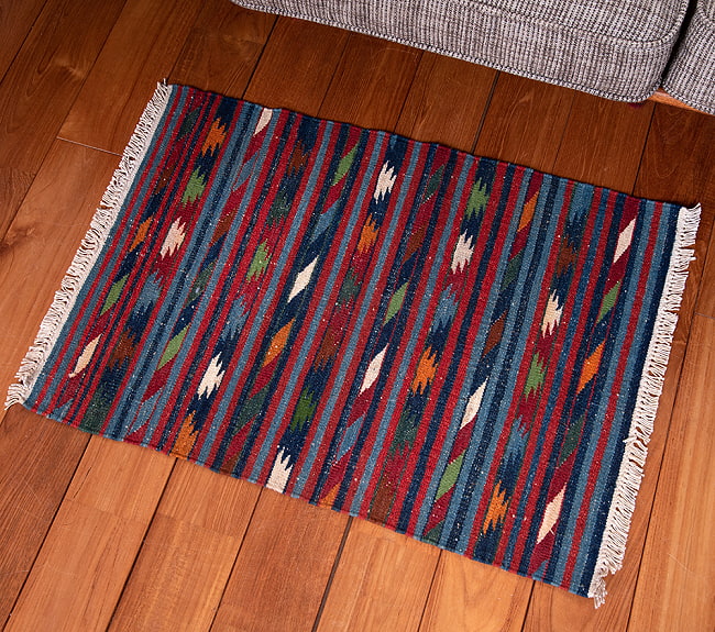 【一点物】バルーチ　カル・ムハマディ族　遊牧民による草木染め手織りトライバルキリム 平織り - 約103cm x 60cmの写真1枚目です。実際に使用する感じで撮影しました平織り,キリム,Kilim,トライバル,絨毯,ラグ