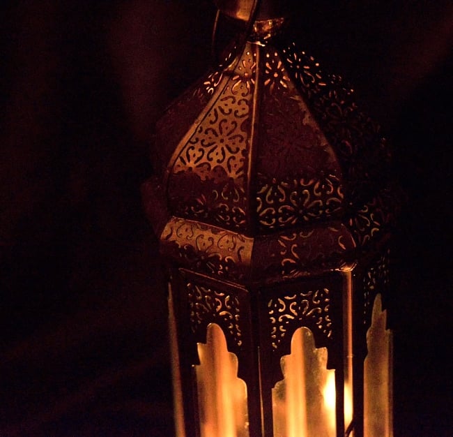 【35cm】モロッコスタイル　スタンド型LEDキャンドルランタン【ロウソク風LEDキャンドル付き】 11 - 暗くして、中にキャンドルを入れてみました