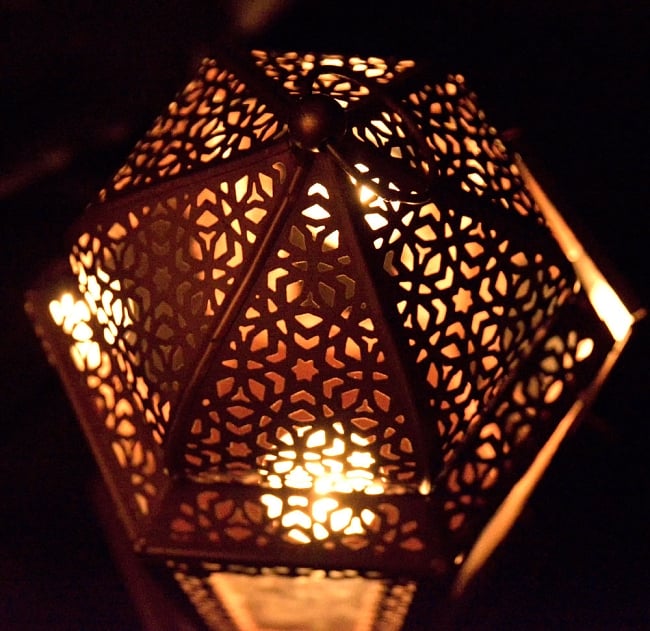【29cm】モロッコスタイル　スタンド型LEDキャンドルランタン【ロウソク風LEDキャンドル付き】 14 - 暗くして、中にキャンドルを入れてみました