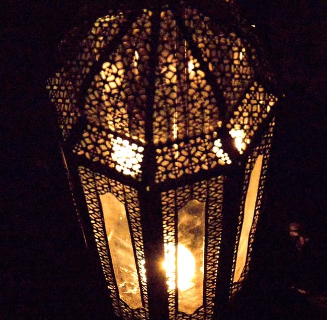 【40cm】モロッコスタイル　スタンド型LEDキャンドルランタン【ロウソク風LEDキャンドル付き】 10 - 暗くして、中にキャンドルを入れてみました