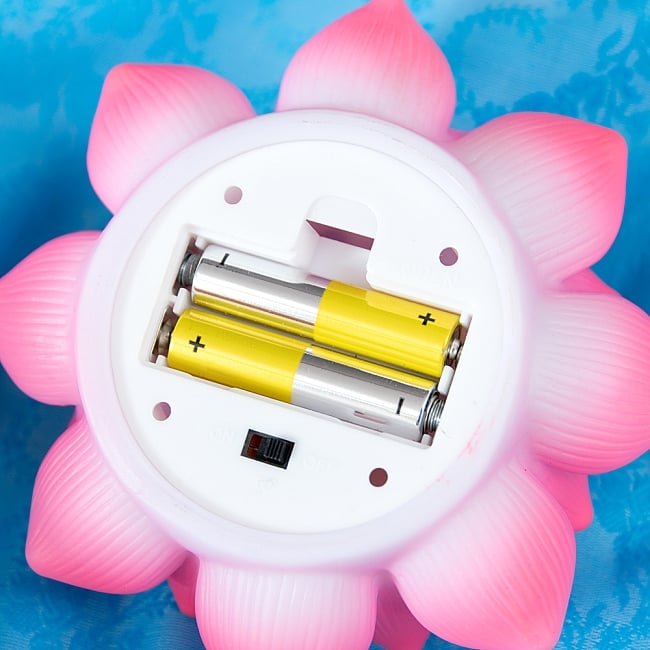 睡蓮の灯り 　ロウソク風LEDロータスキャンドルライト〔6.5cm×11.8cm〕 8 - 単4電池2本で動きます。*電池は付属いたしません。