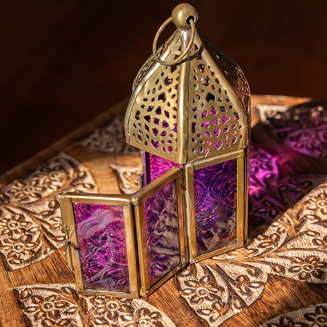モロッコスタイルの透かし彫りキャンドルランタン〔ロウソク風LEDキャンドル付き〕 - 約10.5×6cm 12 - 色付きのガラスが綺麗です