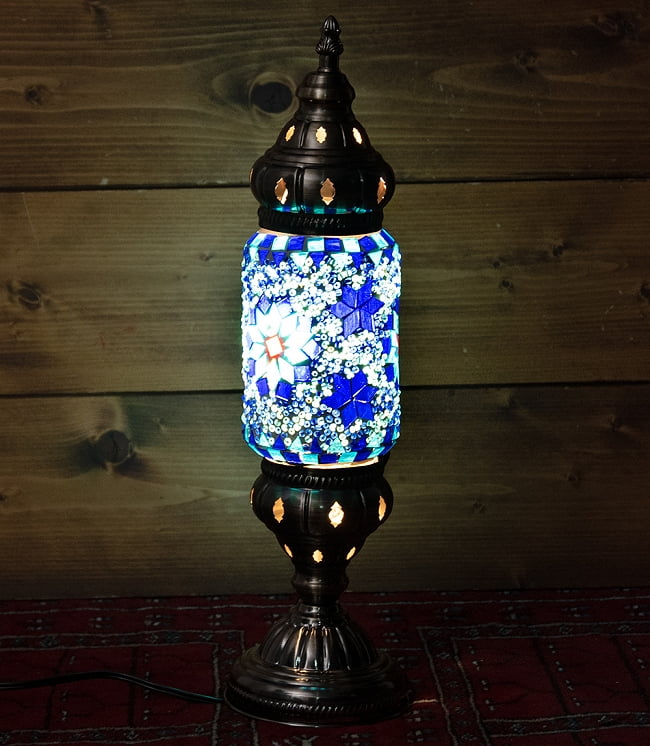 モザイクガラスのアラビアンランプ - 縦長・床置の写真1枚目です。アラビアンな雰囲気がとても素敵なモザイクランプです。ランプ,アラビア風ランプ,モザイクランプ,インテリア,トルコランプ,卓上ランプ,テーブルランプ,モザイクガラス,照明