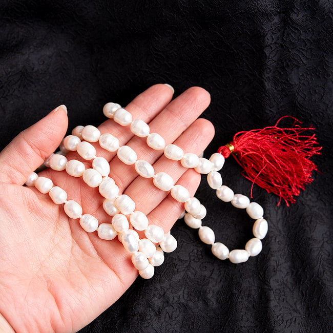 【鑑定書付】天然真珠の数珠 - 108個のサークルパール - 約60cm  5 - 手に取ってみました。重厚感がございます。