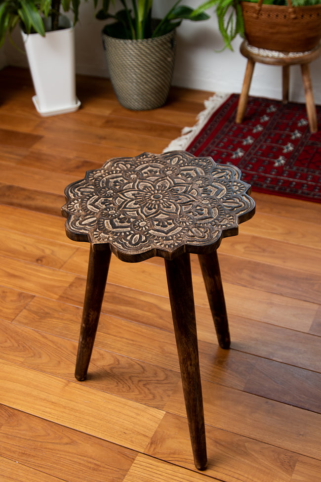  【直径37cm】フラワーマンダラの彫刻が美しいサイドテーブル ブラウンの写真1枚目です。全体写真です。アジアン家具,テーブル,ナチュラル,木製,アジアン テーブル,サイドテーブル,インテリア,家具,ハンドメイド