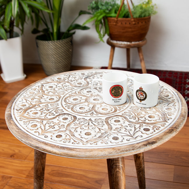  【直径54cm】フラワーマンダラの彫刻が美しいサイドテーブル ホワイト 4 - 実際にマグカップを置いてみるとこのくらいのサイズ感です。