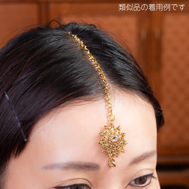 〔各色あり〕インドアクセサリー3点セット〔ネックレス、ピアス、ティッカ〕　パーティーや結婚式などへ 10 - 類似品のティッカの着用例です