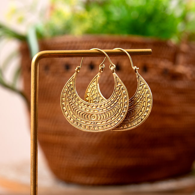 インドの伝統　ゴールドピアス　トラディショナル 2 - 全体写真です　シンプルで飽きのこないデザイン
