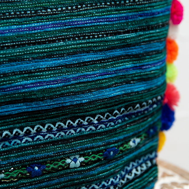 ぽんぽん付きモン族の刺繍ポーチ 4 - 美しい刺繍の部分の拡大です