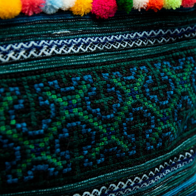 ぽんぽん付きモン族の刺繍ポーチ 5 - 美しい刺繍の部分の拡大です