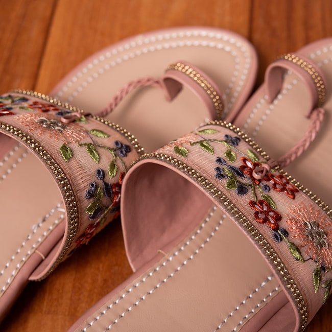 チャッパルと呼ばれるゴージャス刺繍のサンダル - サーモンピンク 8 - とても綺麗な装飾