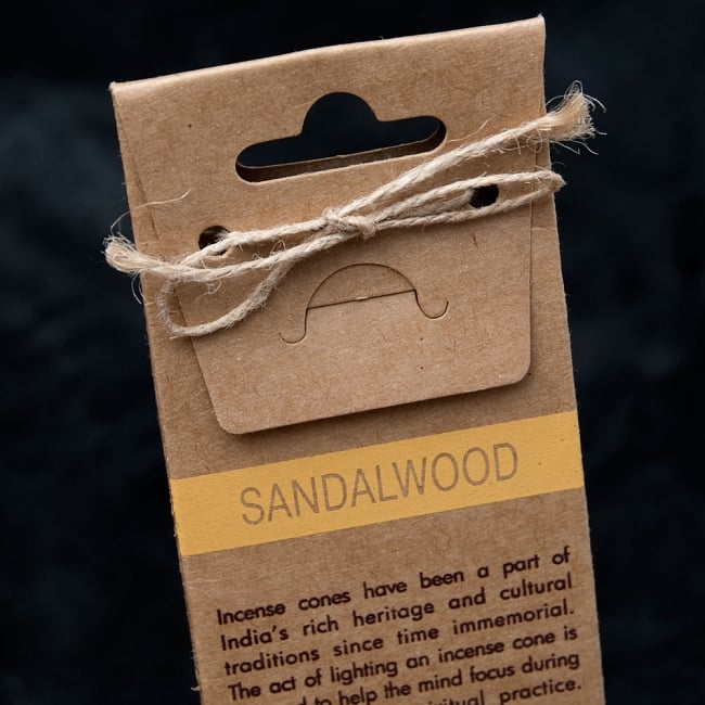 お香立つきOrganic Goddessコーン香ギフトセット - サンダルウッド 7 - 裏面は英語で書かれていて、輸入品の香りがします