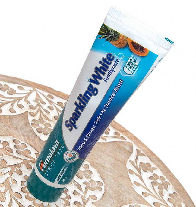 【送料無料・10個セット】インドのアーユルヴェーダ歯磨き粉 - スパークリングホワイト Sparkling White Tooth Paste 80g 【Himalaya Herbals】 4 - パッケージからチューブを出してみました