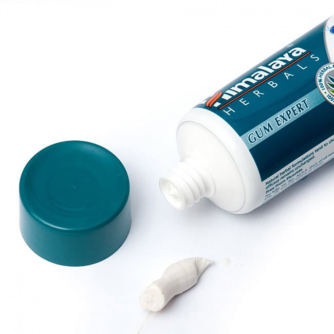 【送料無料・10個セット】インドのアーユルヴェーダ歯磨き粉 - スパークリングホワイト Sparkling White Tooth Paste 80g 【Himalaya Herbals】 5 - 実際に歯磨きを出してみたところです