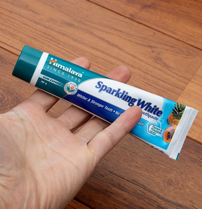 【送料無料・10個セット】インドのアーユルヴェーダ歯磨き粉 - スパークリングホワイト Sparkling White Tooth Paste 80g 【Himalaya Herbals】 6 - 手に持ってみました。