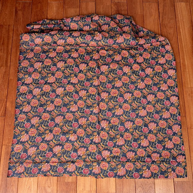 〔1m切り売り〕カンタ刺繍がかわいい　ボタニカルデザインの布　ネイビー系〔幅約111cm〕 2 - 1m単位で、ご注文個数に応じた長さでお送りいたします。横幅100cm以上ある大きな布なので、たっぷり使えます。
