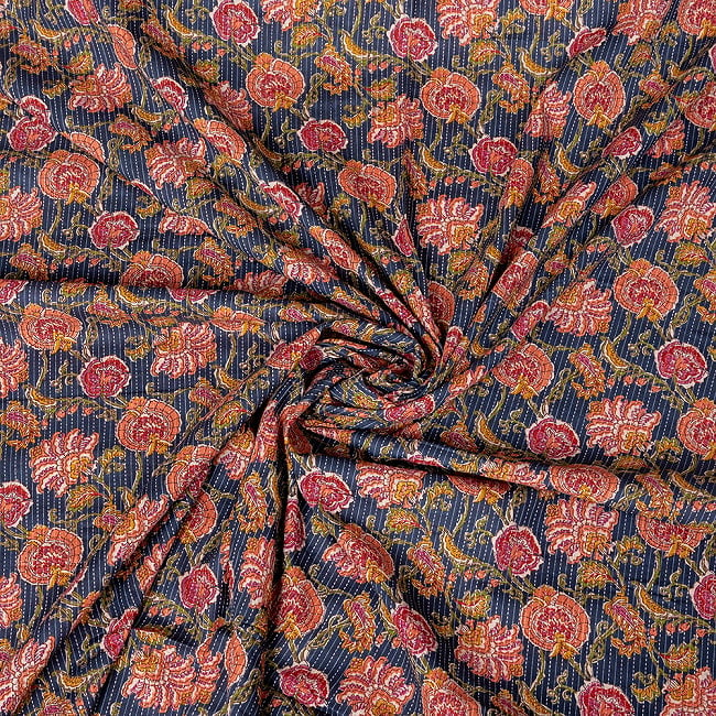 〔1m切り売り〕カンタ刺繍がかわいい　ボタニカルデザインの布　ネイビー系〔幅約111cm〕 4 - 拡大写真です