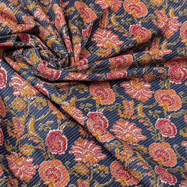 〔1m切り売り〕カンタ刺繍がかわいい　ボタニカルデザインの布　ネイビー系〔幅約111cm〕 5 - インドならではの風合い